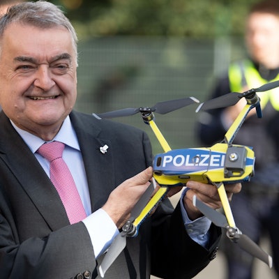 12.10.2020, Nordrhein-Westfalen, Neuss: Herbert Reul (CDU), Innenminister von Nordrhein-Westfalen, hält eine Drohne für die Polizei in den Händen. Nach einer Pilotphase gehen Drohnen in der nordrhein-westfälischen Polizei in den regulären Einsatz. Foto: Federico Gambarini/dpa +++ dpa-Bildfunk +++
