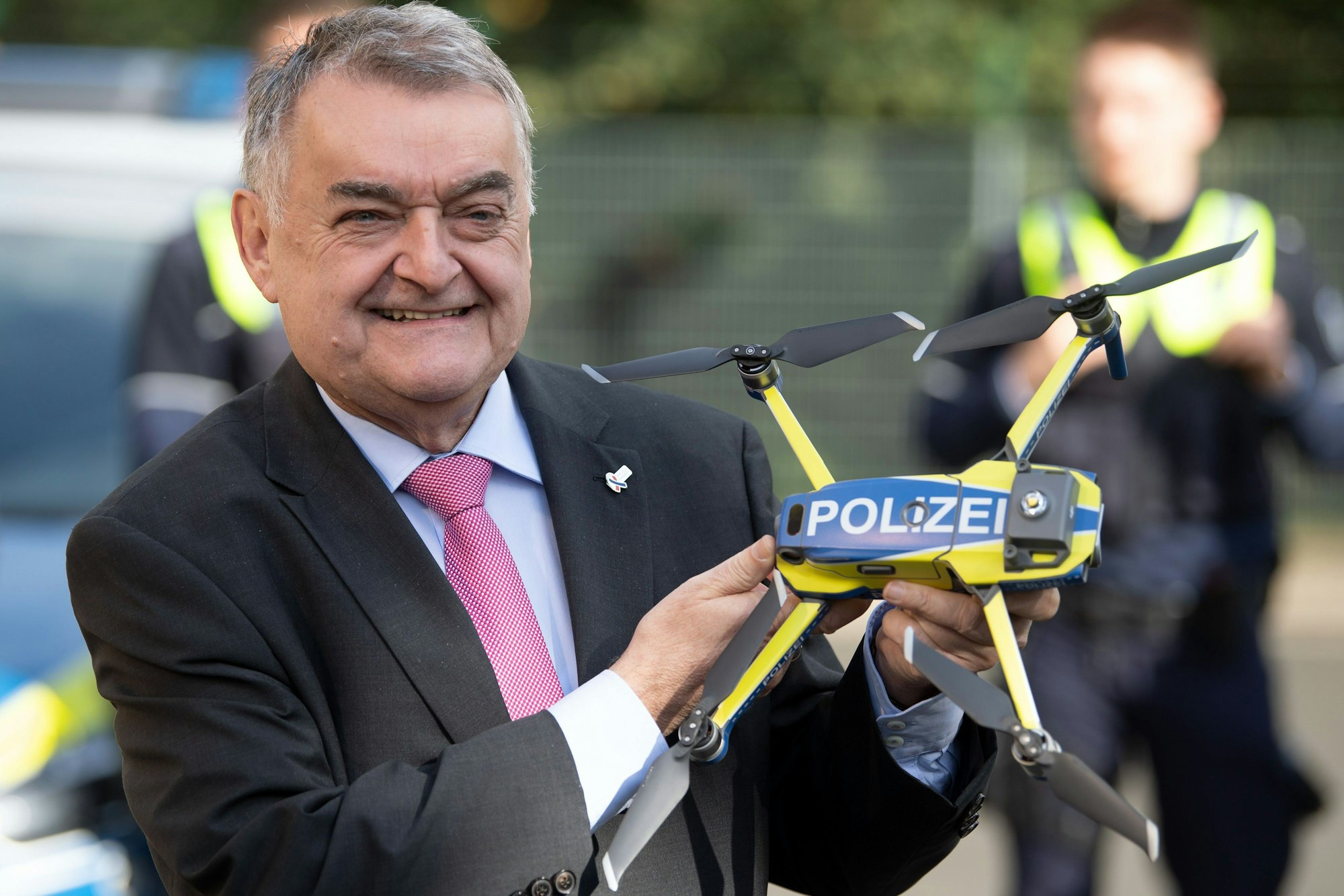 12.10.2020, Nordrhein-Westfalen, Neuss: Herbert Reul (CDU), Innenminister von Nordrhein-Westfalen, hält eine Drohne für die Polizei in den Händen. Nach einer Pilotphase gehen Drohnen in der nordrhein-westfälischen Polizei in den regulären Einsatz. Foto: Federico Gambarini/dpa +++ dpa-Bildfunk +++