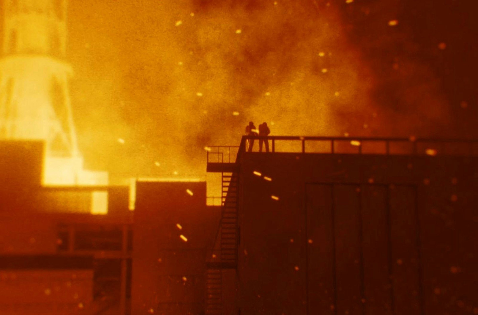 Feuerwehrleute wie Petro Shavrey und Petro Khmel wussten nichts von den Folgen der Strahlung, als sie am Block 4 Flammen löschten. (Bild: ARTE / Windfall Films)
