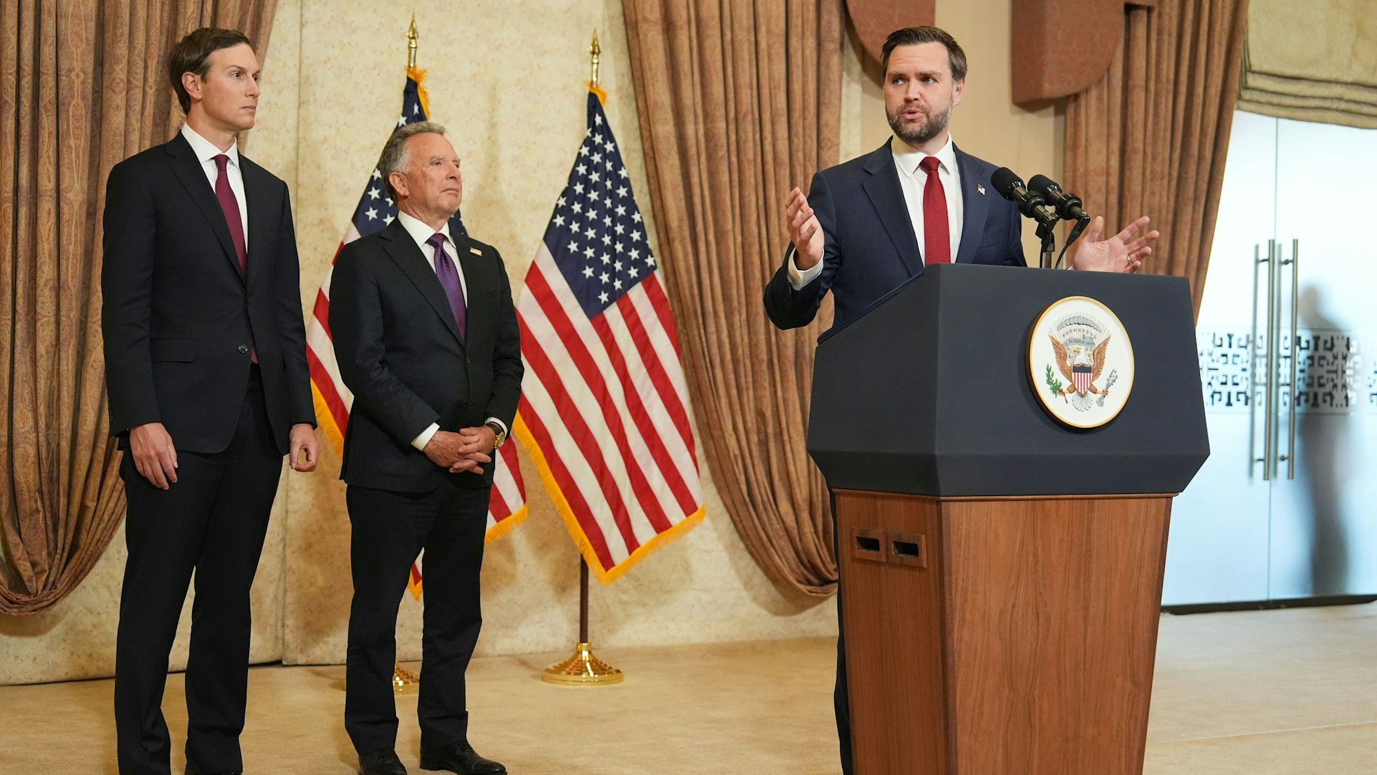 US-Vizepräsident JD Vance (r.) spricht während einer Pressekonferenz nach einem Treffen mit Vertretern aus Pakistan und Iran.
