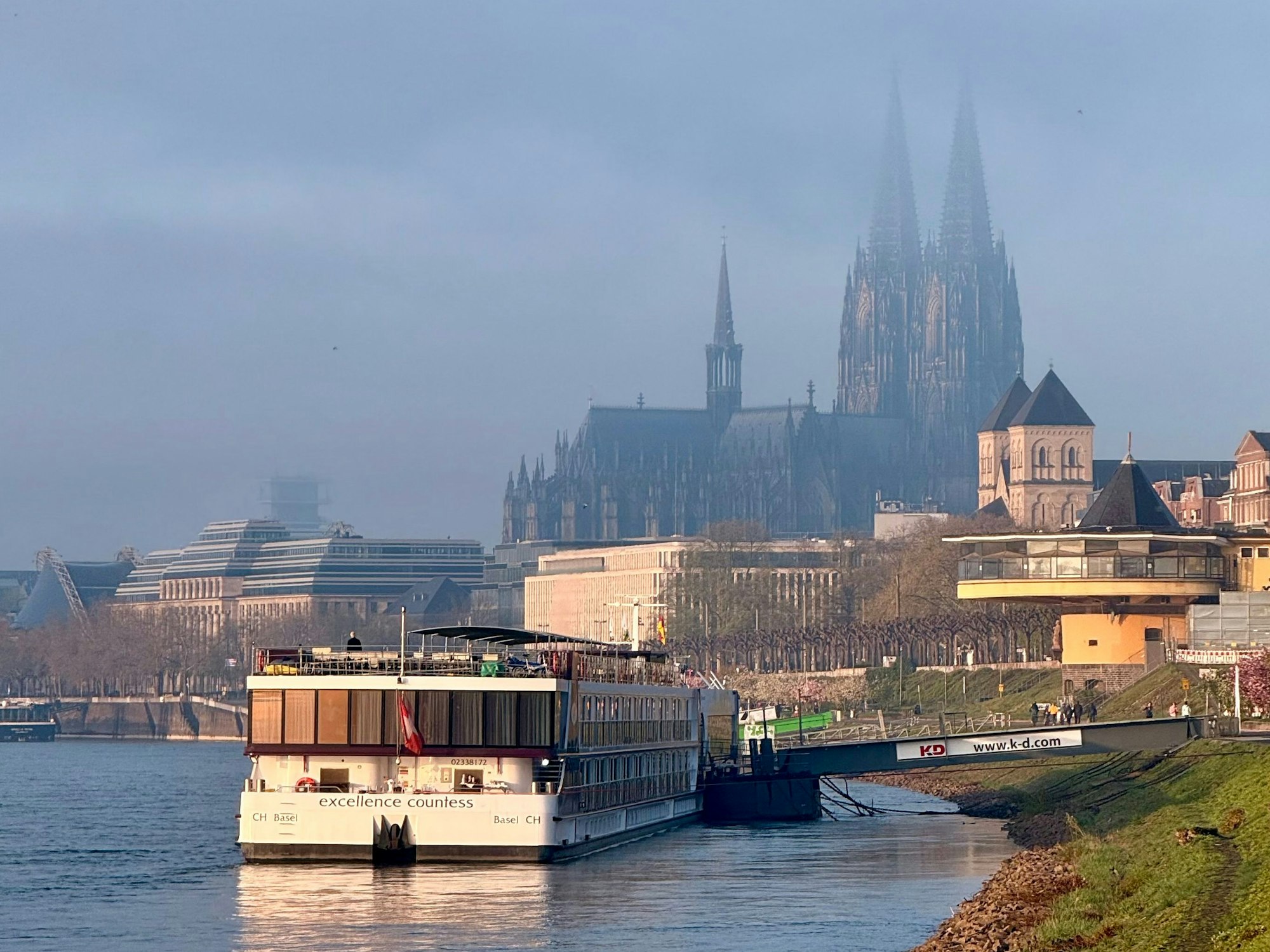 Der Kölner Dom war auch am Dienstagvormittag noch in einen leichten Nebelschleier gehüllt.