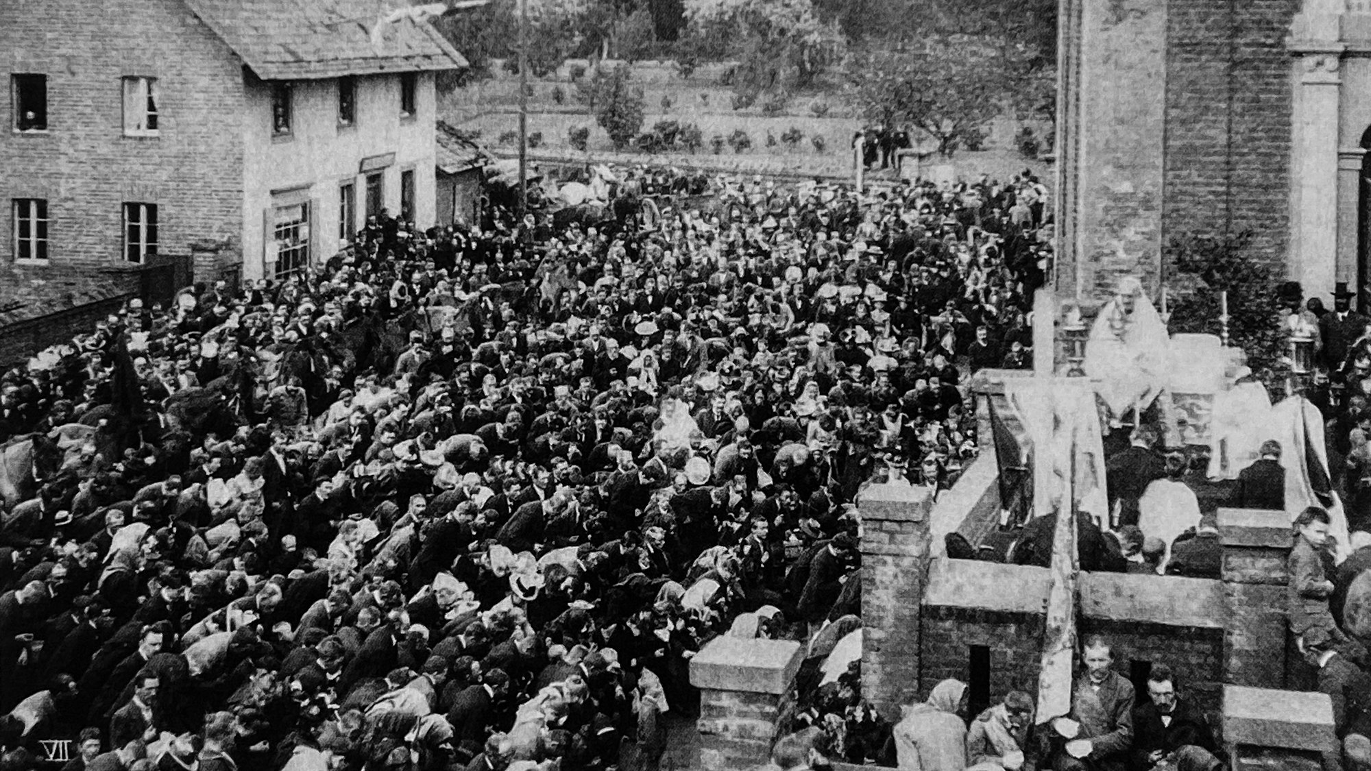 Zu sehen ist eine Schwarz-Weiß-Aufnahme des Gymnicher Ritts aus dem Jahr 1901.