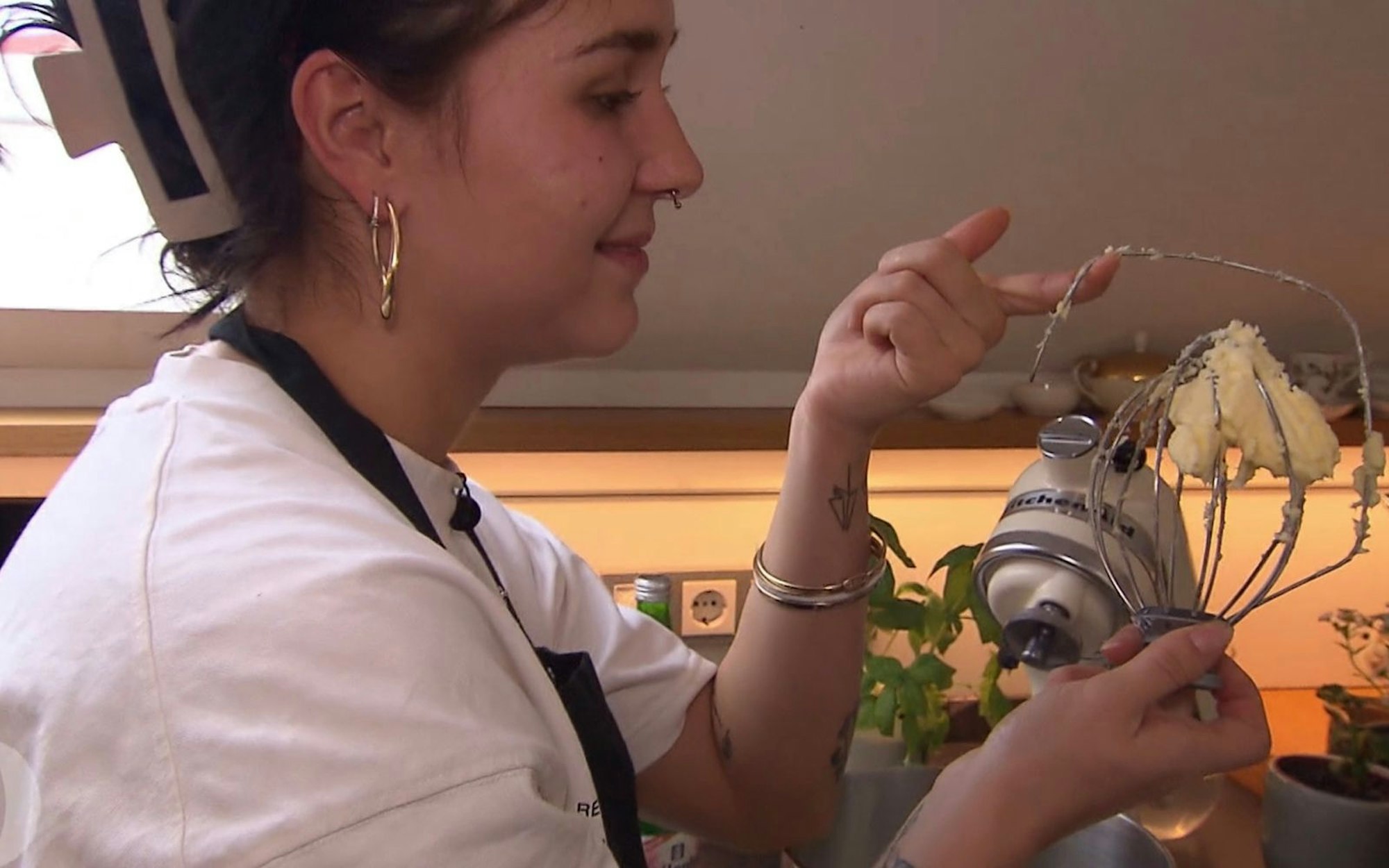 Auch ein gebrochener Rühraufsatz bringt Krankenschwester Luna (22) nicht aus der Ruhe. (Bild: RTL)