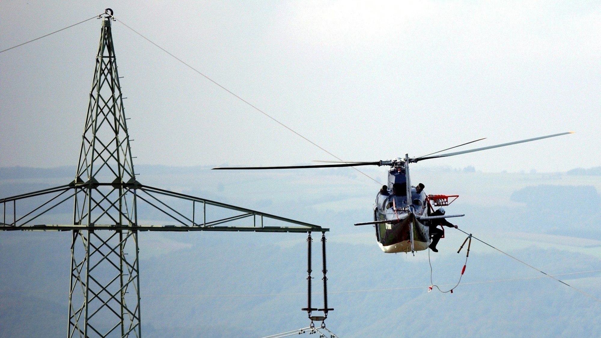 Ab Mitte April kontrolliert der Übertragungsnetzbetreiber Amprion große Teile seines Stromnetzes in NRW und angrenzenden Regionen aus der Luft.