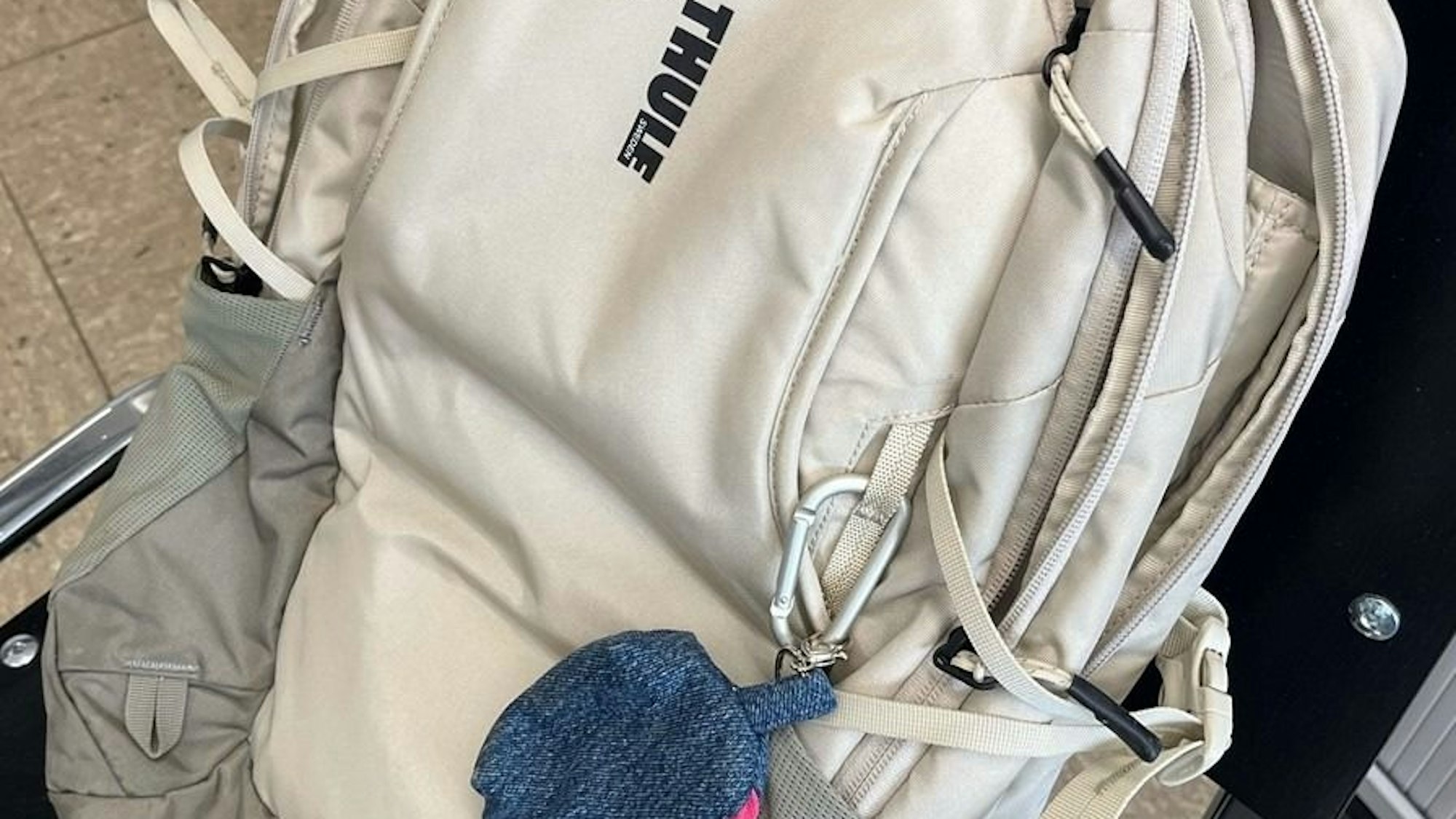 Sichergestellte Gegenstände nach Pkw-Aufbrüchen in Düren.