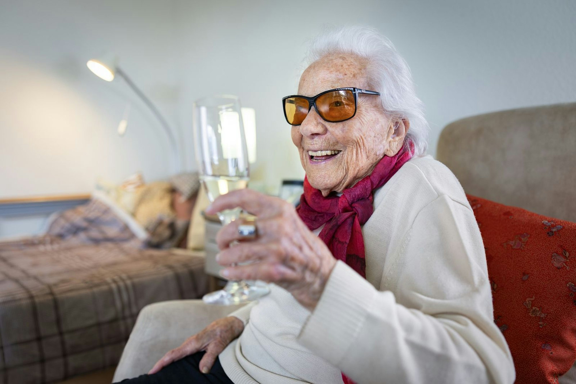 Friedel blickt in der ZDF-Reportage „100 Jahre Leben: Was wirklich zählt“ auf ihr 106-jähriges Leben zurück. (Bild: ZDF / Karsten Thormaehlen)