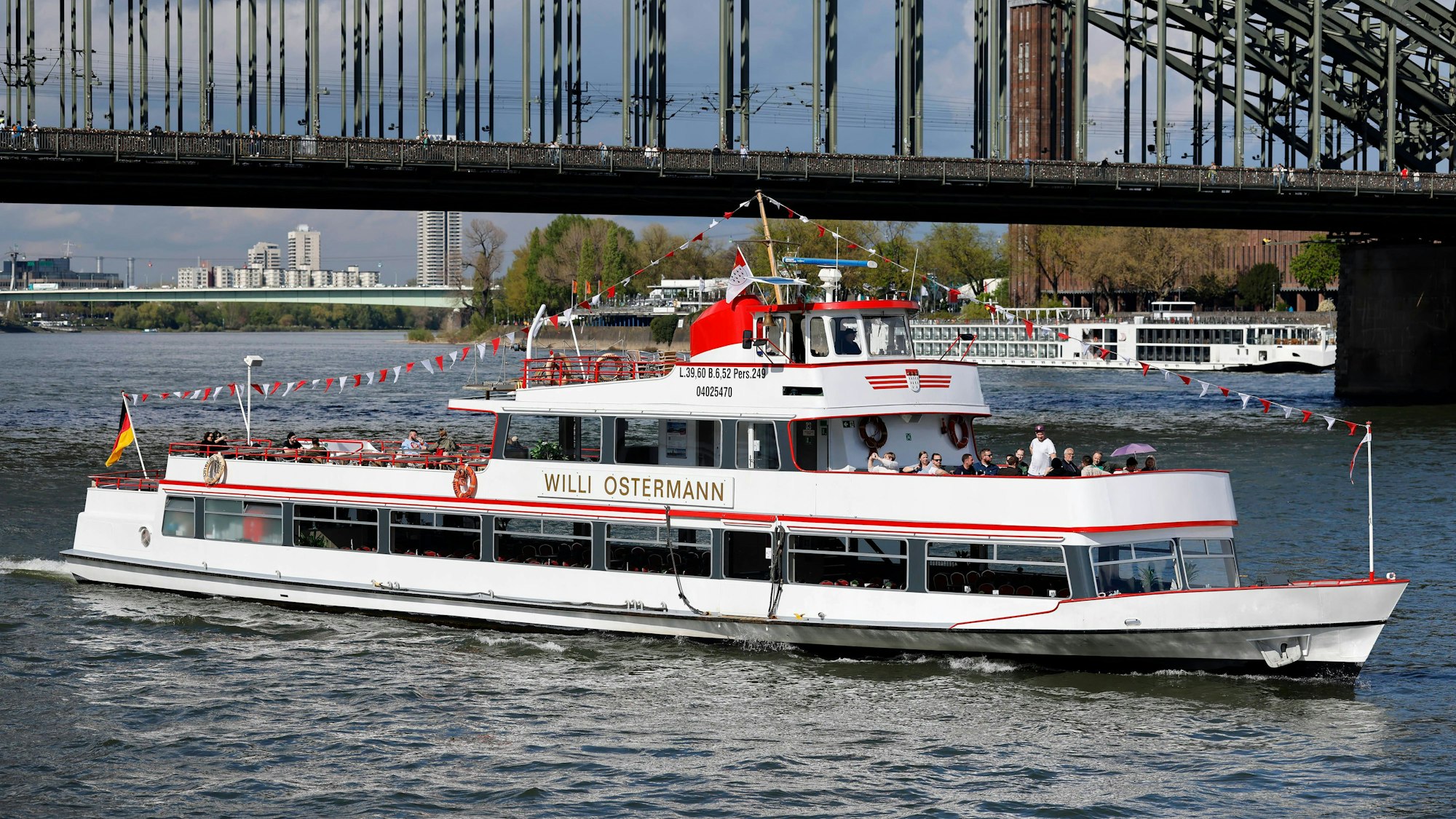 Die MS Willi Ostermann sollte das traditionsreiche „Müllemer Böötche“ fortführen – dann wurde 2019 der Landesteg zerstört (Archivbild).