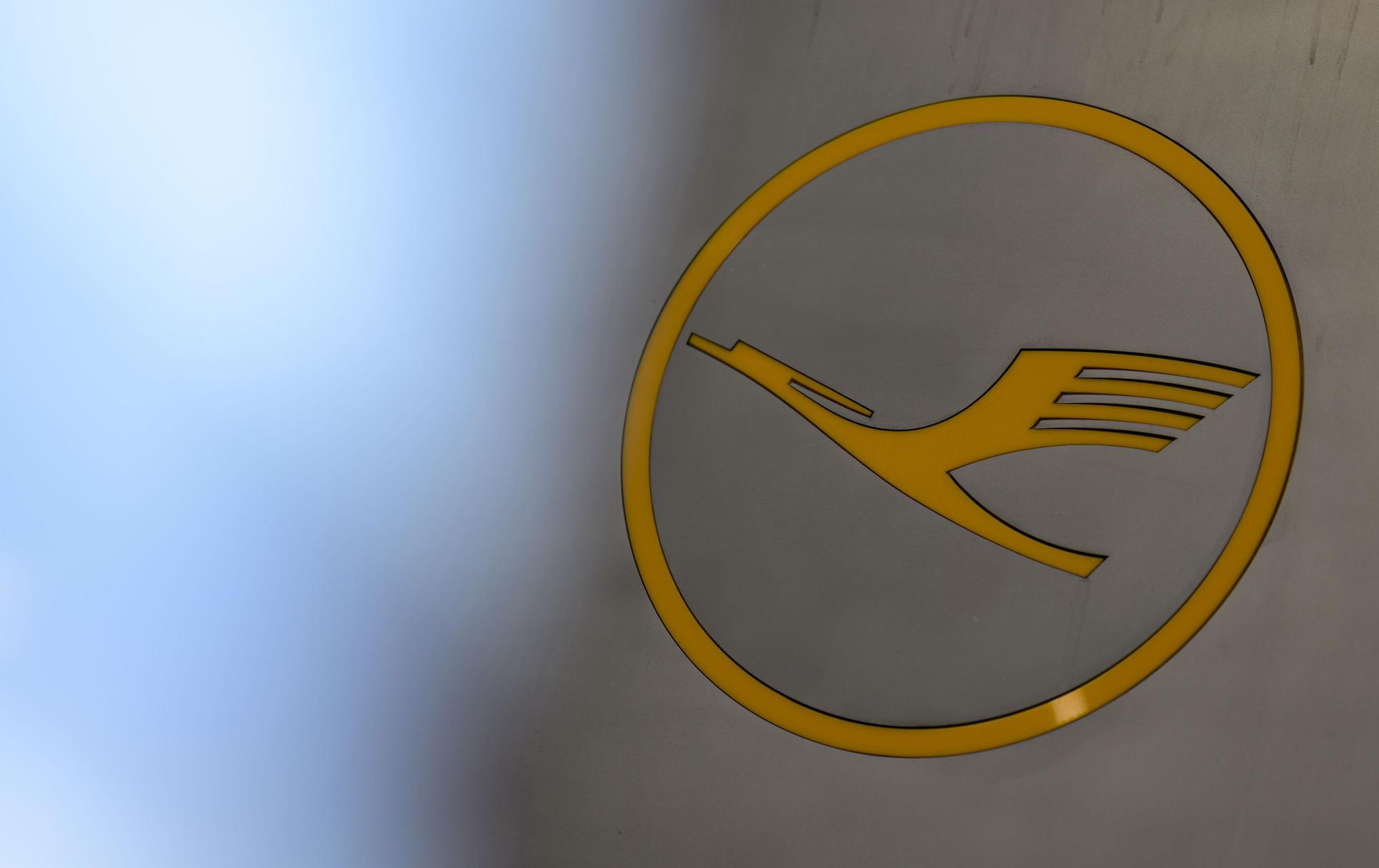Blick auf ein Lufthansa Logo am Frankfurter Flughafen.