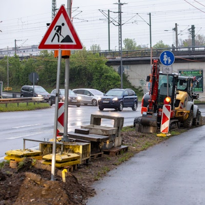 Mit dem Bau einer Ampel will die Stadt Köln die Verkehrssituation an der Wahner Straße/Liburer Landstraße sicherer machen.