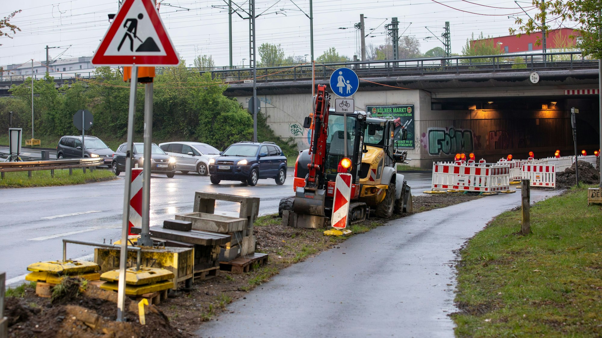 Mit dem Bau einer Ampel will die Stadt Köln die Verkehrssituation an der Wahner Straße/Liburer Landstraße sicherer machen.
