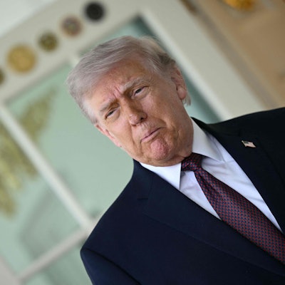 US-Präsident Donald Trump spricht am 13. April 2026 vor dem Oval Office im Weißen Haus in Washington, D.C., mit der Presse.