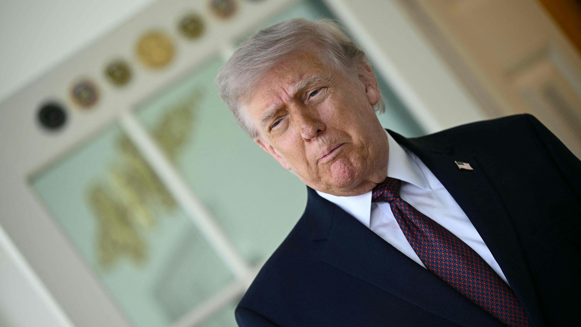 US-Präsident Donald Trump spricht am 13. April 2026 vor dem Oval Office im Weißen Haus in Washington, D.C., mit der Presse.