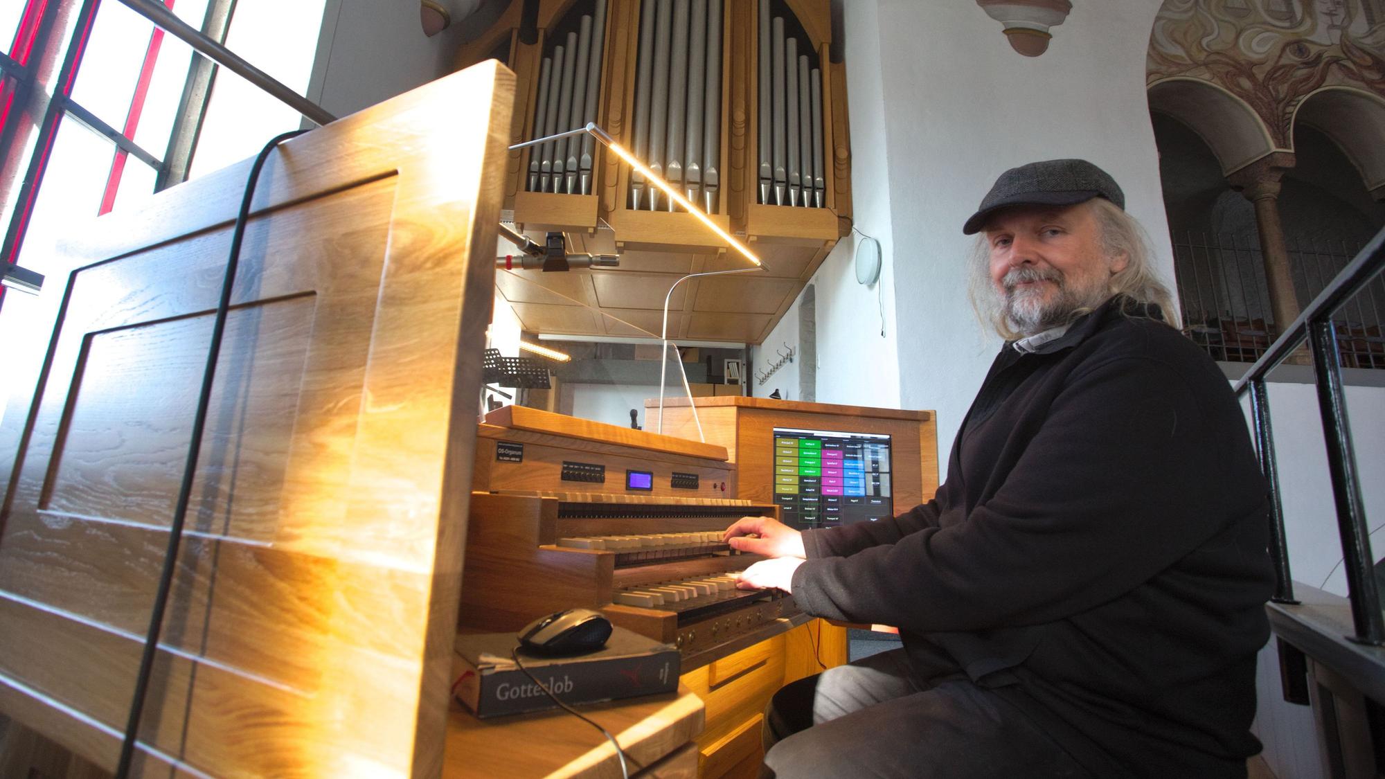 Kantor Martin Außem spielt auf dem neuen Instrument.