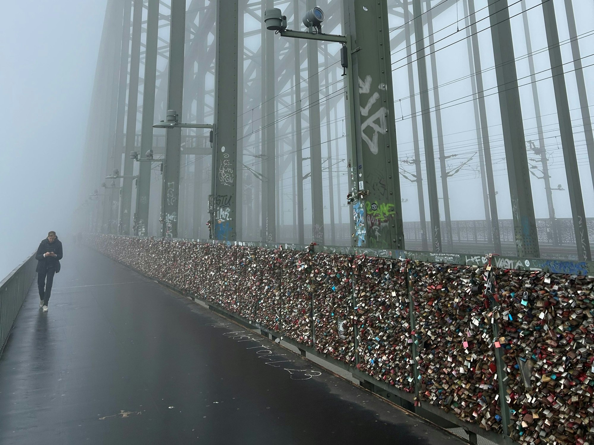 Der Nebel auf der Hohenzollernbrücke war so dicht, dass das Ende des Bauwerks nicht mehr zu erkennen war.