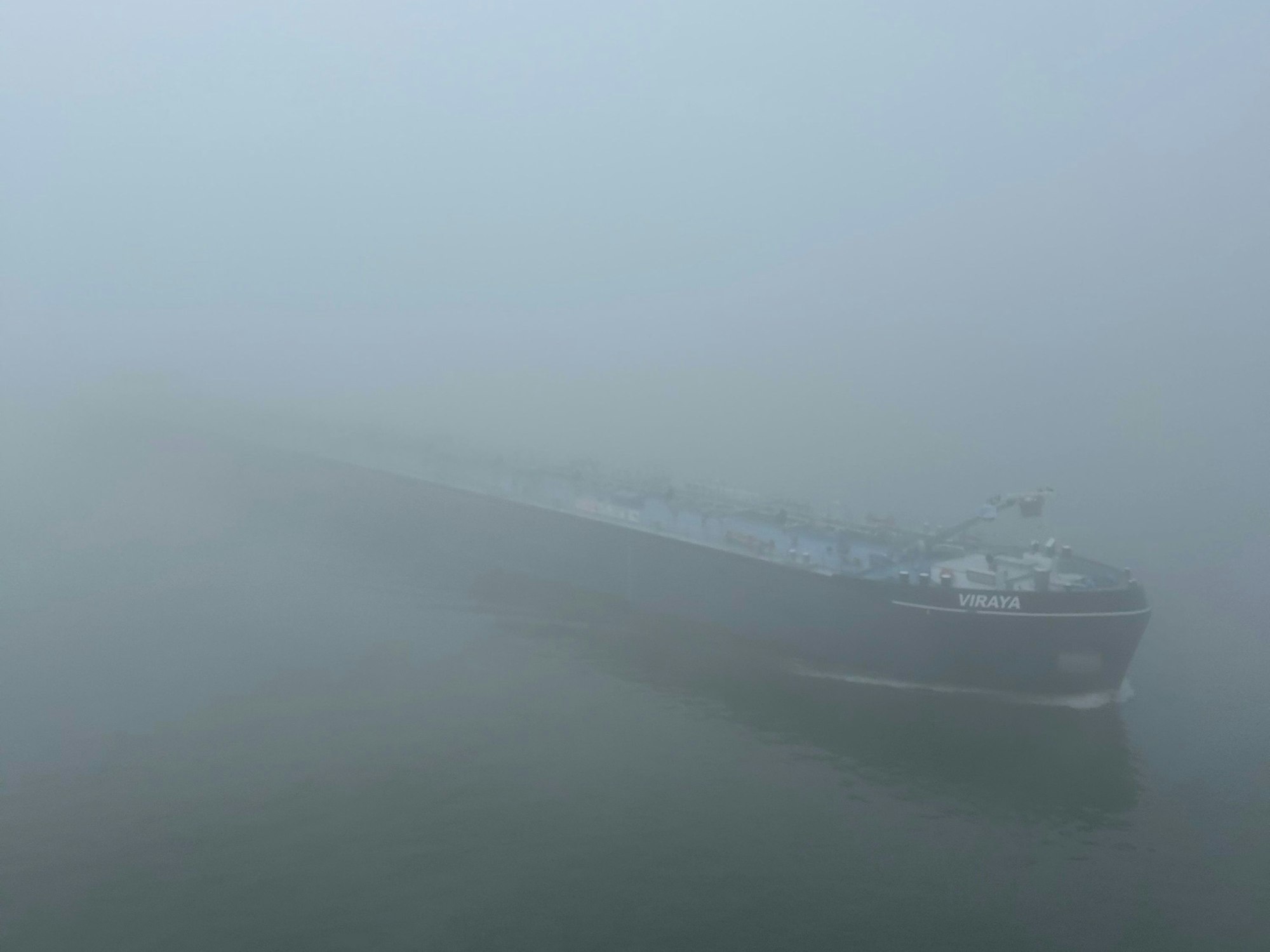 Ein Schiff fährt am Dienstagmorgen im Nebel unter der Hohenzollernbrücke entlang.