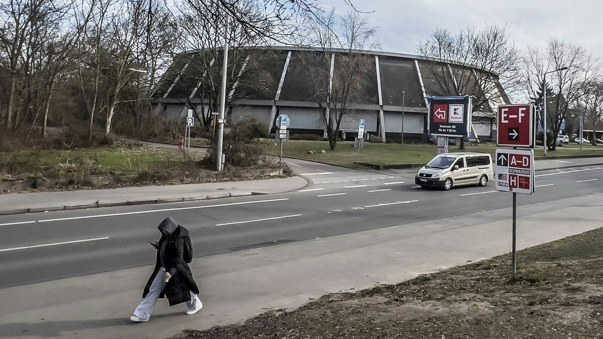 Bismarckstraße mit Dreifach-Sporthalle Rundsporthalle vorm Stadion. Foto: Ralf Krieger