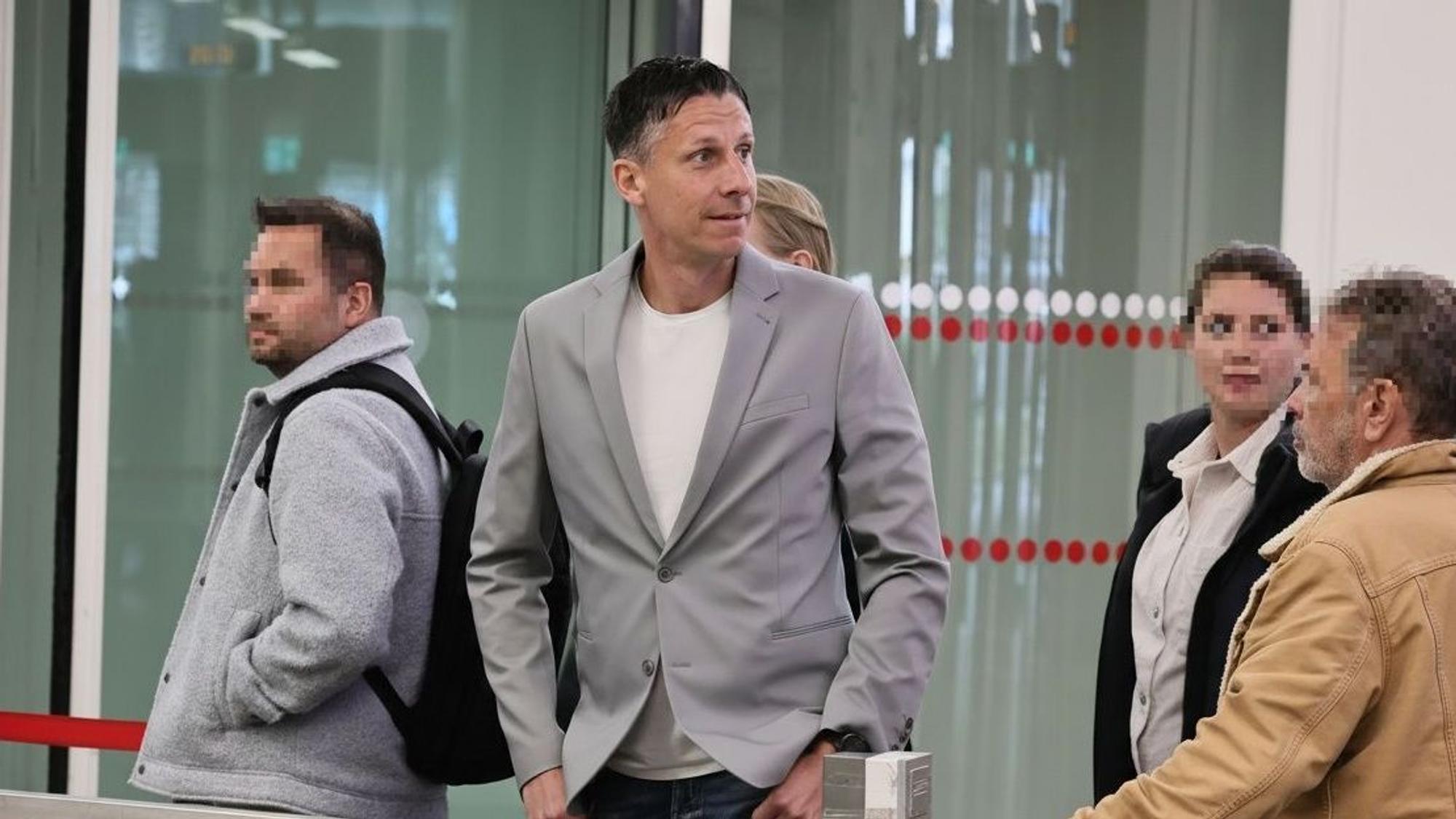 Ex-FC-Sportchef Christian Keller betritt das Landgericht.