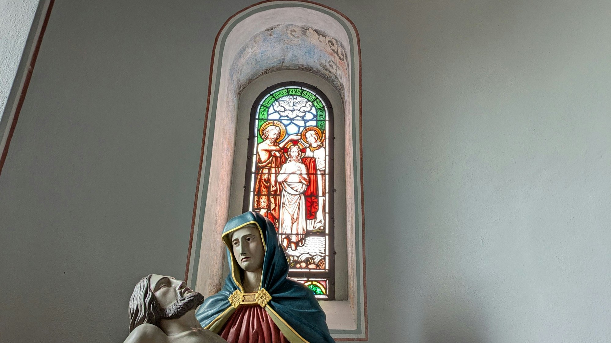 Das wiedergefundene Fenster in der früheren Taufstein-Nische