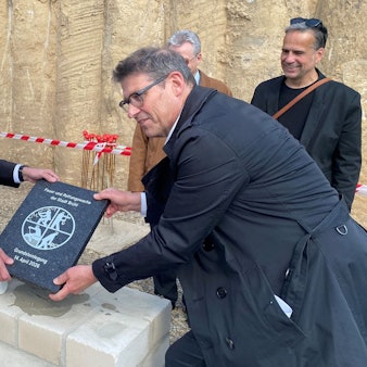 Zu sehen sind Bürgermeister Dr. Marc Prokop und Architekt Markus Stark.