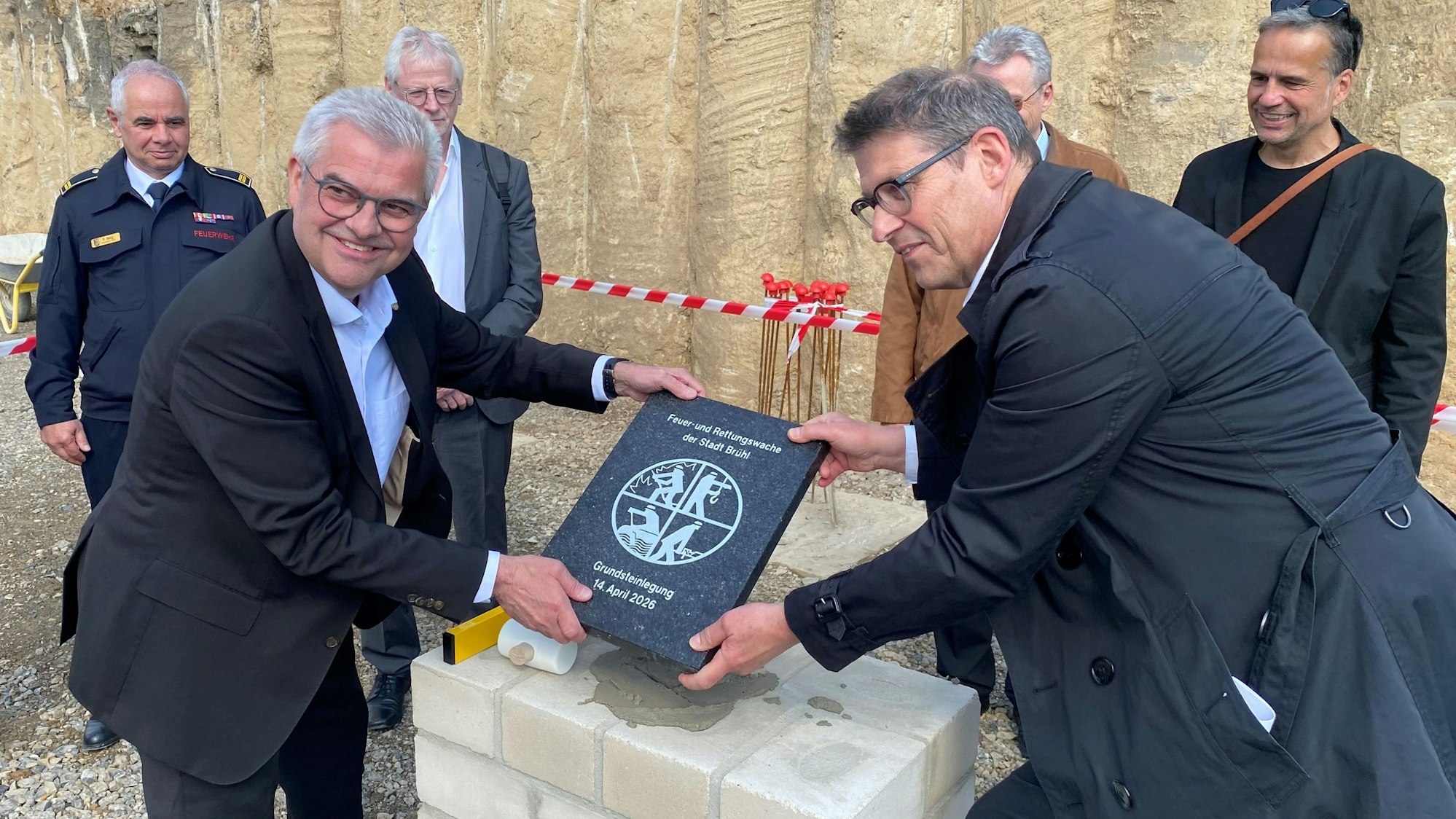 Zu sehen sind Bürgermeister Dr. Marc Prokop und Architekt Markus Stark.