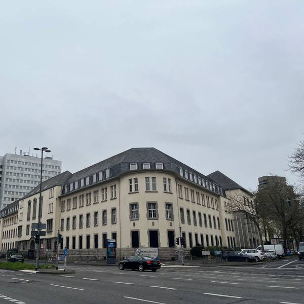 Dieses Gebäude des Landes NRW soll später einmal bis zu 544 geflüchtete Menschen beherbergen.
