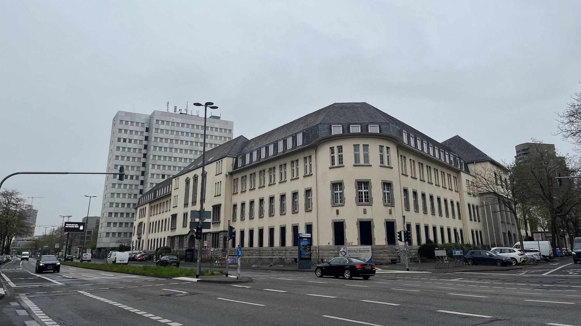 Dieses Gebäude des Landes NRW soll später einmal bis zu 544 geflüchtete Menschen beherbergen.