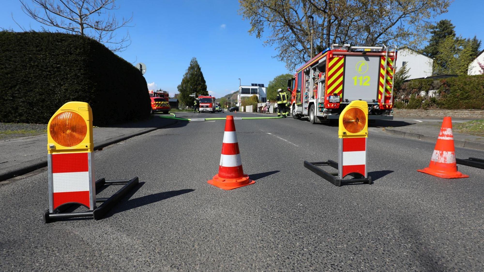 Pylone und gelbe Warnleuchten auf einer Straße.