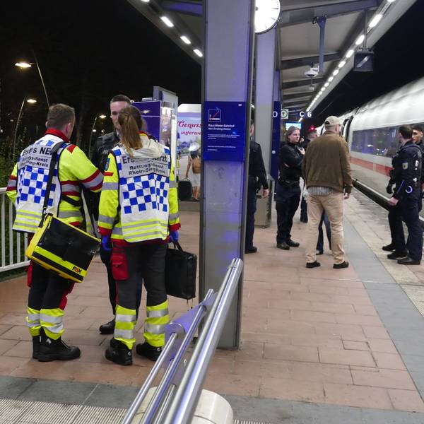 Rettungskräfte und Bundespolizisten stehen am Abend des 3. April am ICE-Bahnhof Siegburg/Bonn an dem ICE, in dem ein 20 jahre alter Mann zwei Sprengvorrichtugnen gezündet hatte.