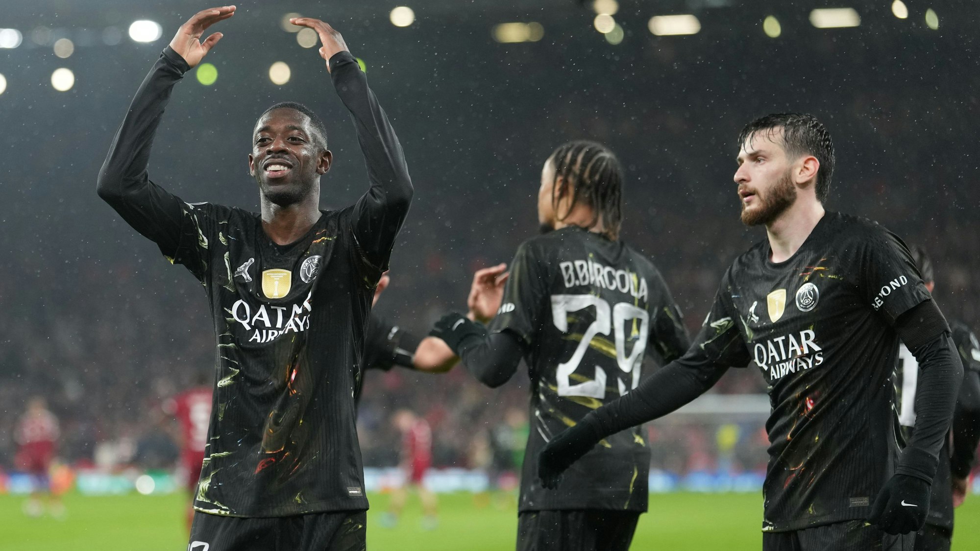 Ousmane Dembélé von PSG jubelt nach seinem Treffer zusammen mit Khvicha Kvaratskhelia.