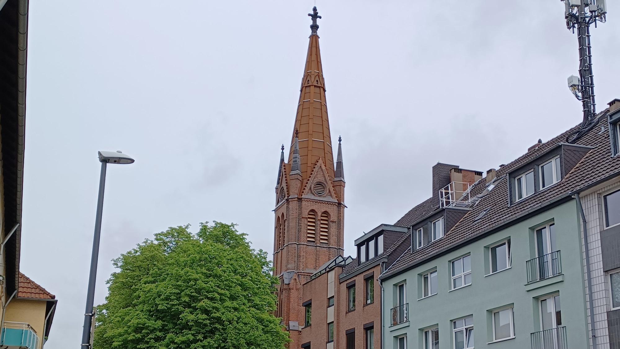 Ein Kirchengebäude ist zu sehen.