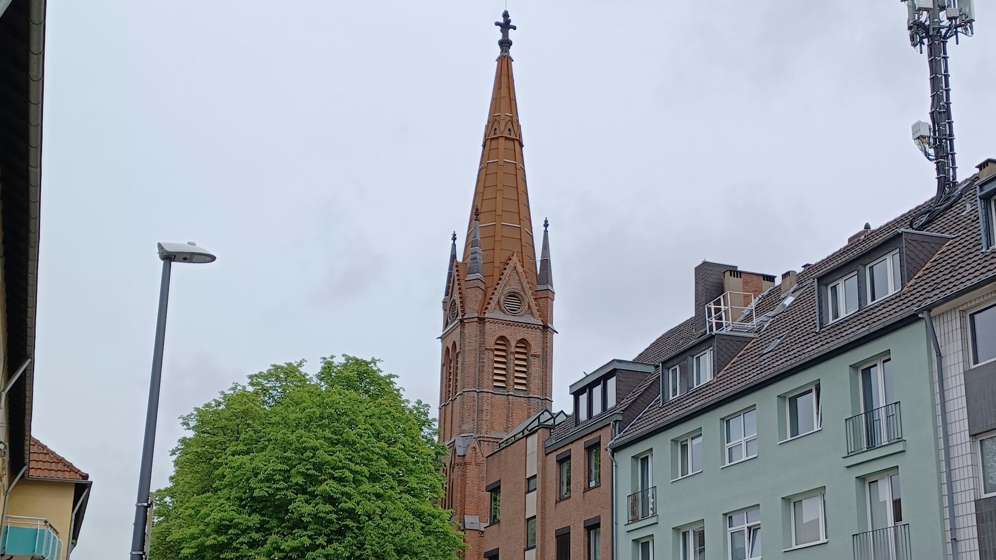 Ein Kirchengebäude ist zu sehen.