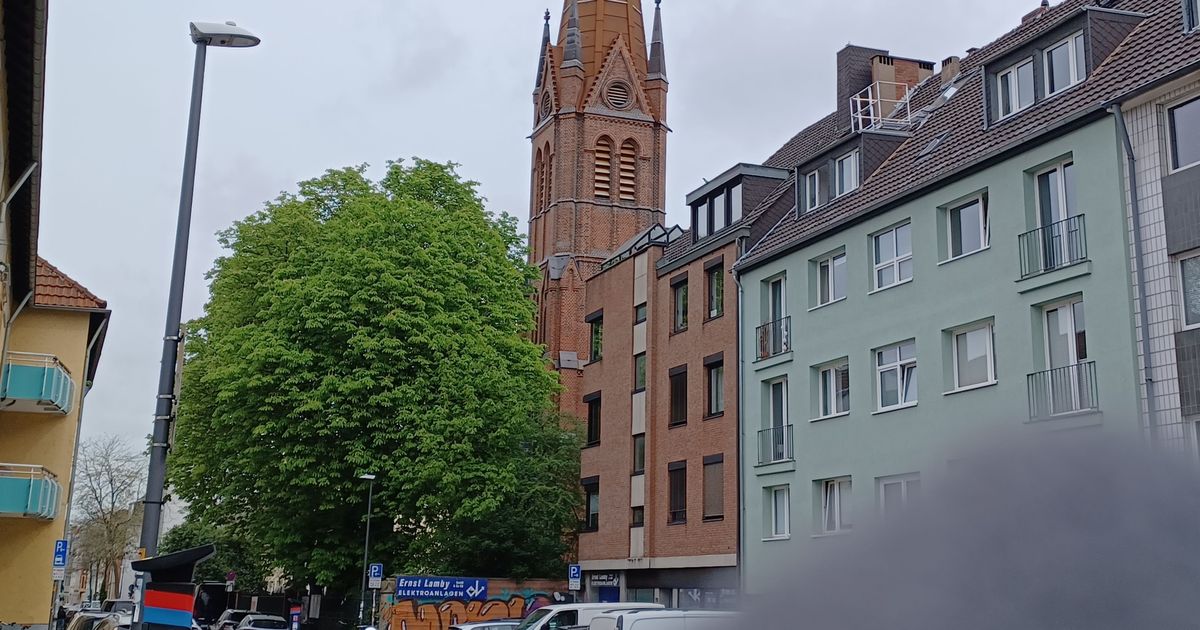 Nach Sanierung: Wieder freie Sicht auf den Turm der Kulturkirche in Nippes