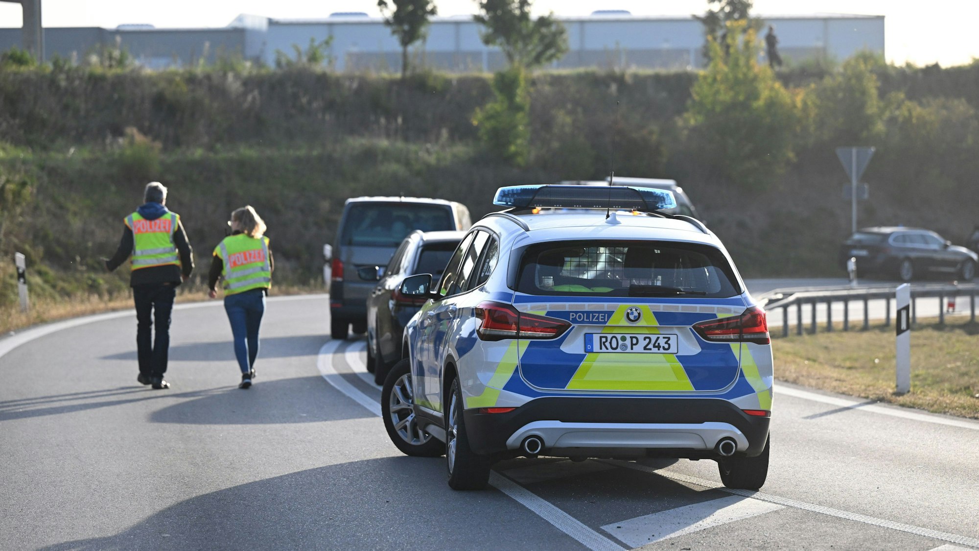 Die Polizei bei einem Einsatz an einer Autobahn (Symbolfoto).