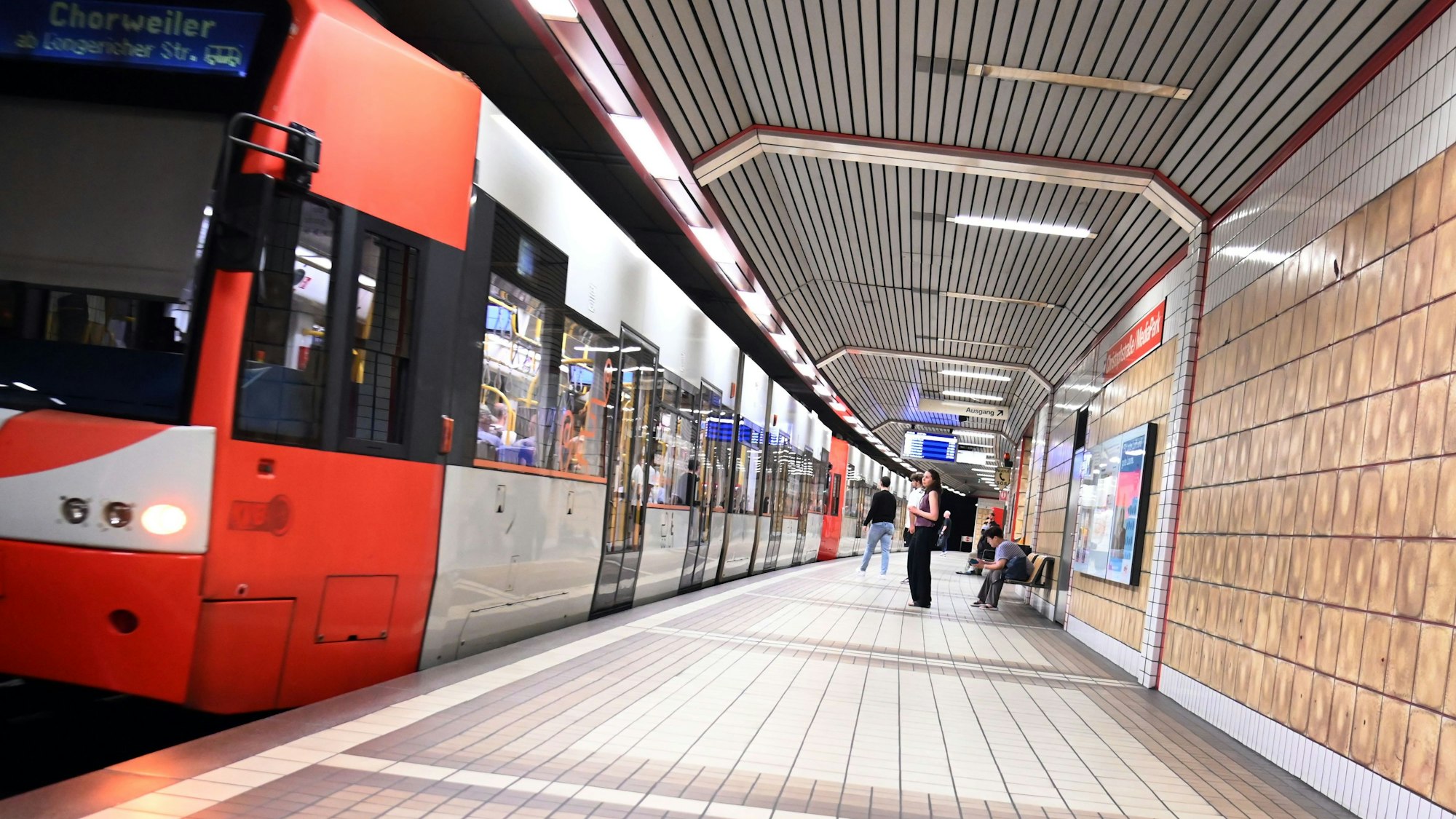 Eine Stadtbahn der KVB an der U-Bahnhaltestelle Christophstraße/Mediapark (Archivfoto).
