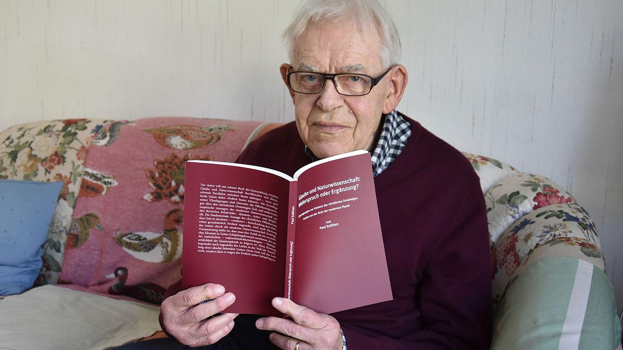 Der Gummersbacher Autor mit seinem neu veröffentlichten Buch.