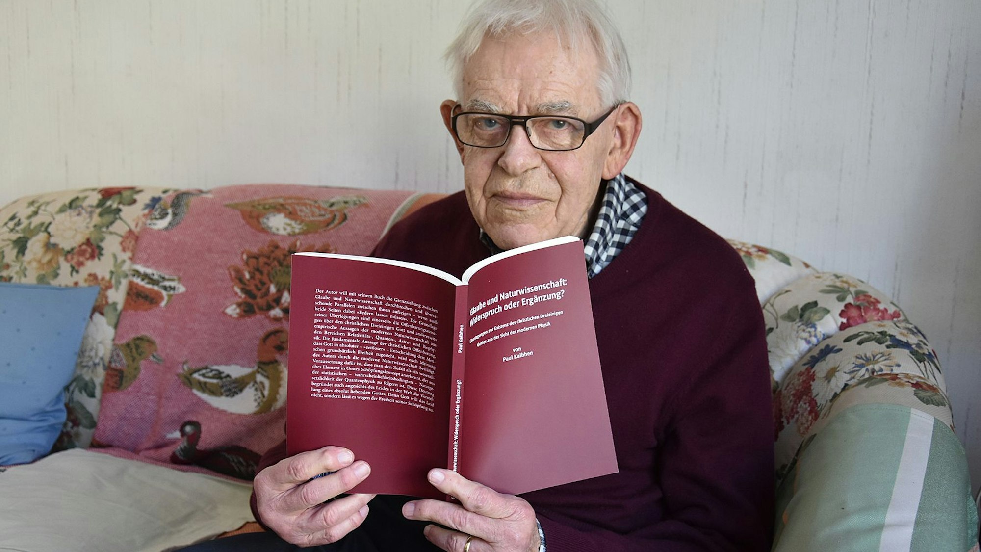 Der Gummersbacher Autor mit seinem neu veröffentlichten Buch.