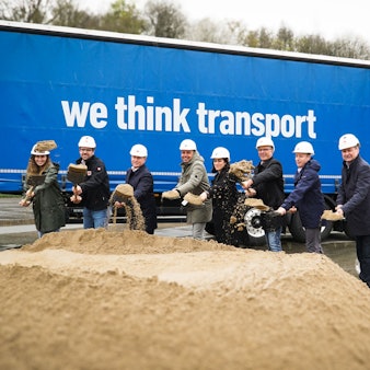 An einem symbolischen ersten Spatenstich auf dem Gelände der BPW Bergische Achsen KG nahmen auch Firmenchef Achim Kotz (Dritter von links) und Ulrich Stücker (rechts), Bürgermeister der Stadt Wiehl, teil.