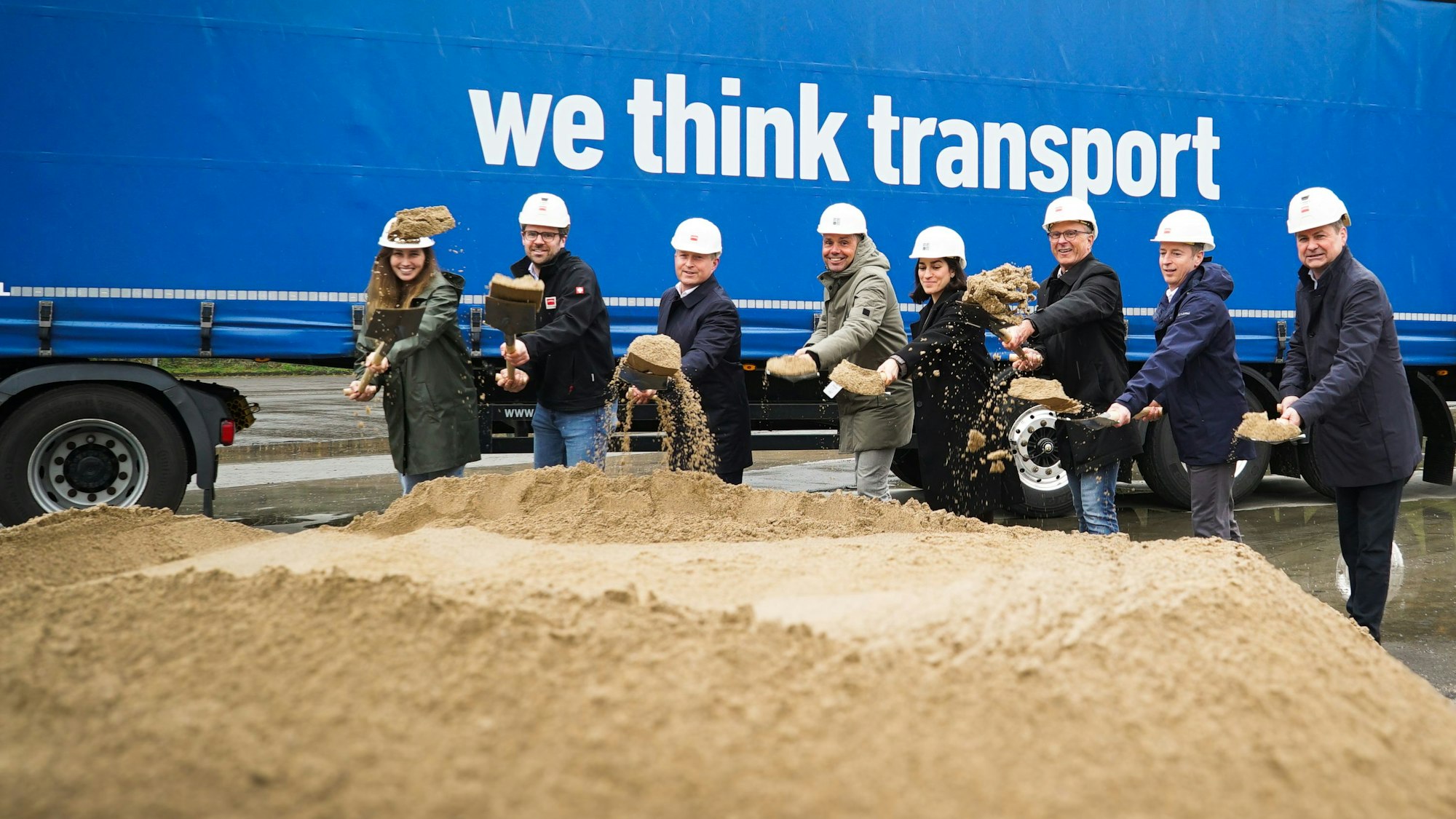 An einem symbolischen ersten Spatenstich auf dem Gelände der BPW Bergische Achsen KG nahmen auch Firmenchef Achim Kotz (Dritter von links) und Ulrich Stücker (rechts), Bürgermeister der Stadt Wiehl, teil.