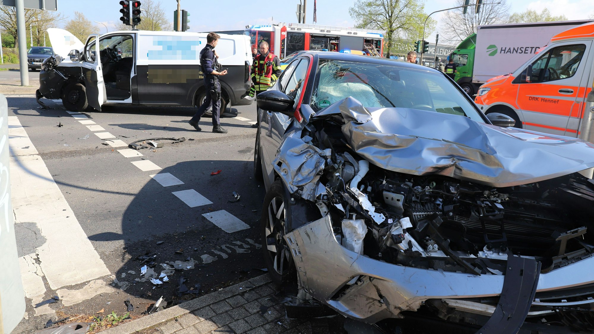 Eine 77 Jahre alte Autofahrerin missachtete vermutlich eine Rotlicht zeigende Ampel und rammte ein Handwerkerfahrzeug.