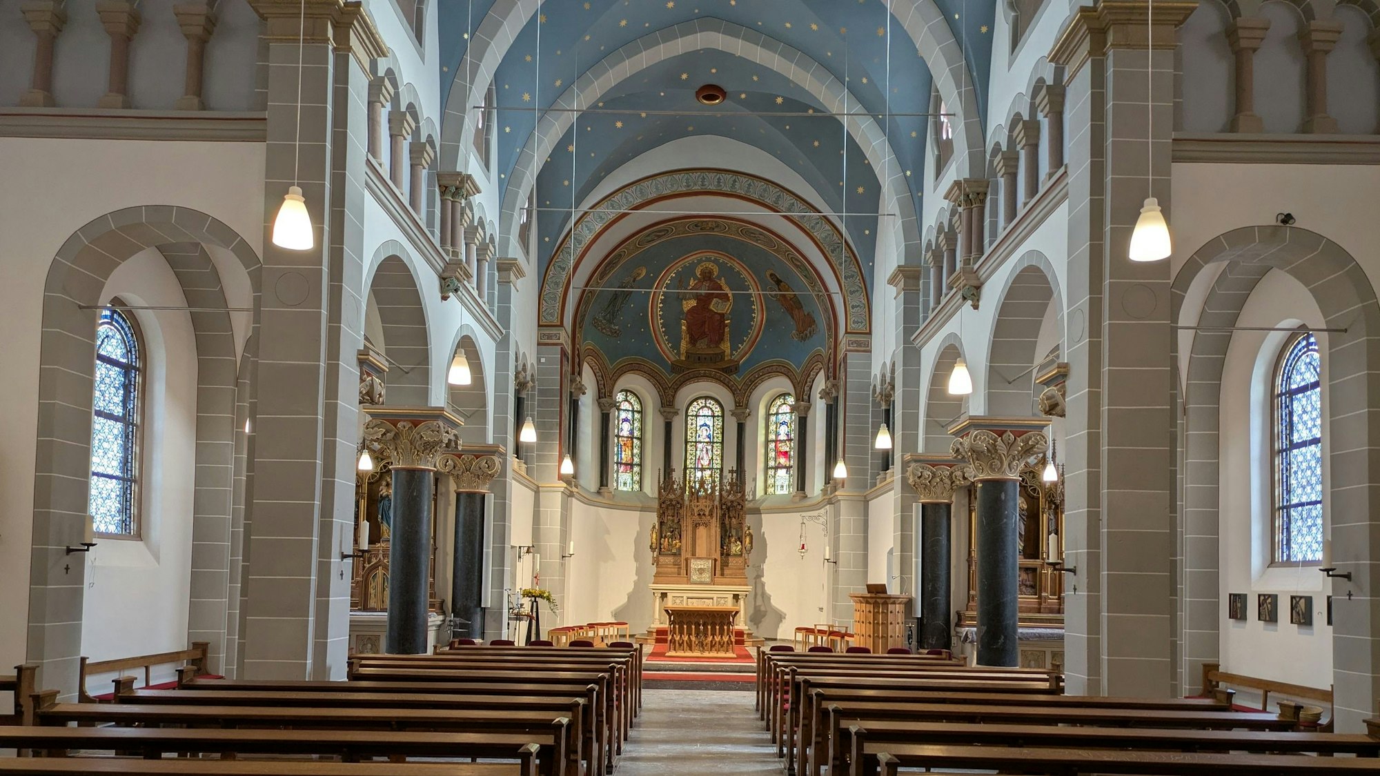 Hauptschiff der Kirche St. Nikolaus