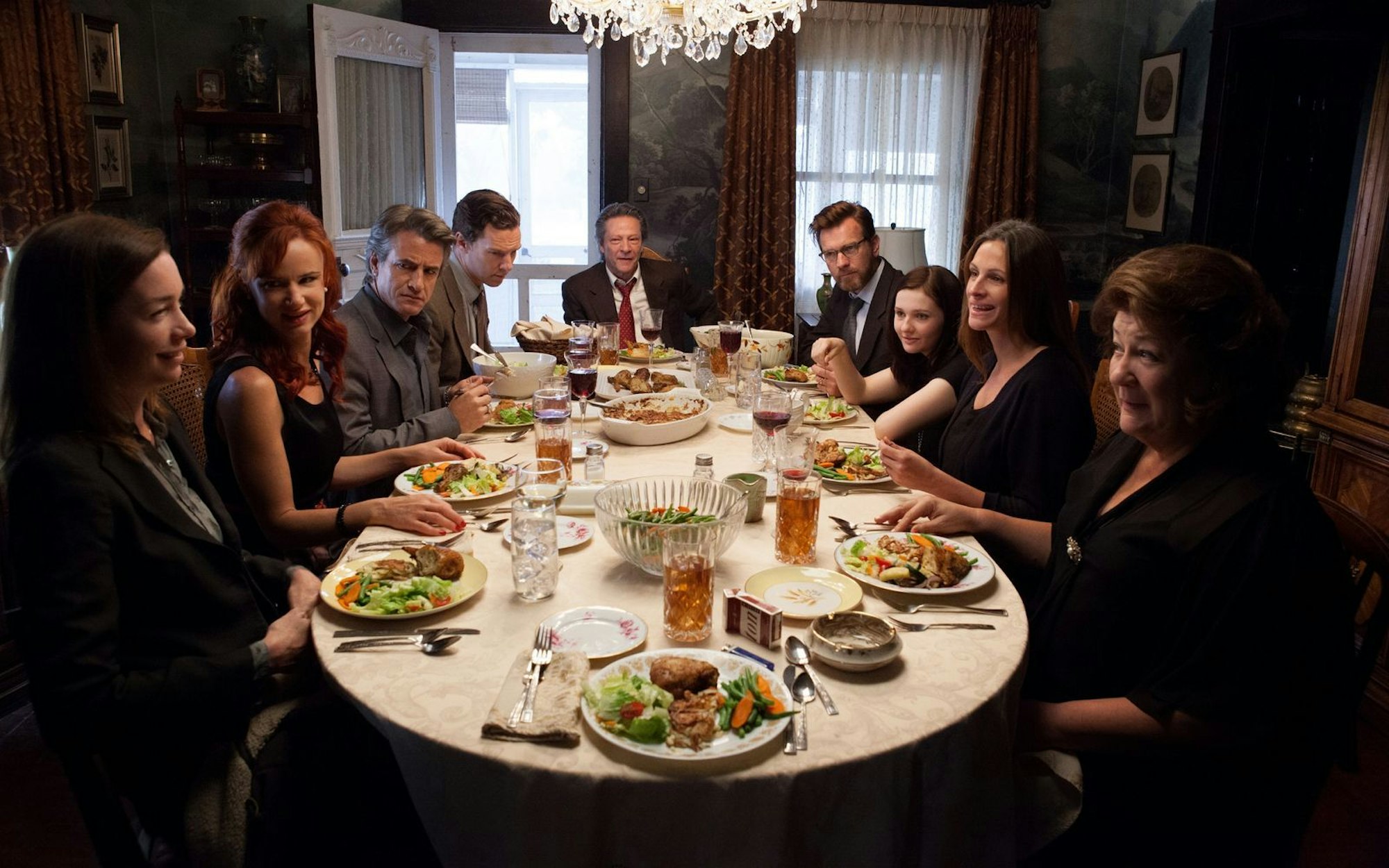 Im Drama „Im August in Osage County“ war Abigail Breslin (dritte von rechst) Teil eines hochkarätigen Darsteller-Ensembles. (Bild: 2013 The Weinstein Company / Claire Folger / Universal)
