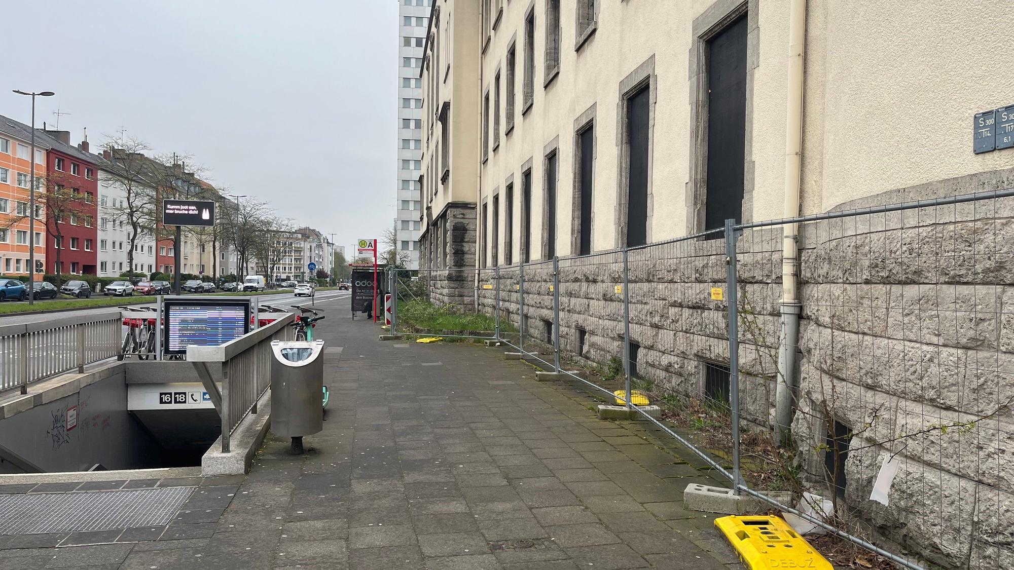 So sieht der Baustellenzaun derzeit aus. Er soll durch den neuen Stahlgitterzaun ersetzt werden.