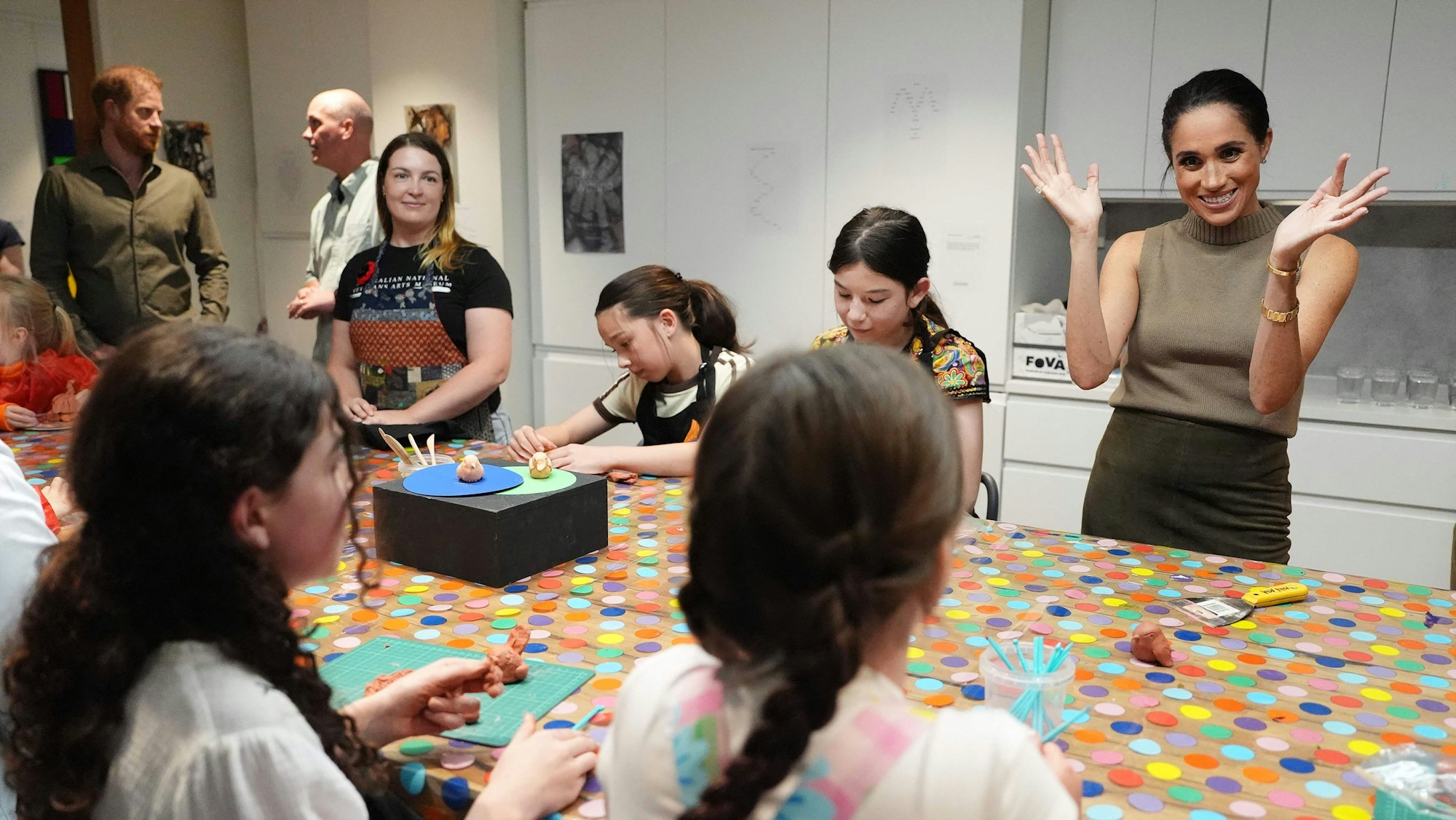 Prinz Harry und Herzogin Meghan nehmen im Australian National Veterans Arts Museum (ANVAM) in Melbourne gemeinsam mit Veteranen und ihren Familien an einer Modellbau-Aktion teil.