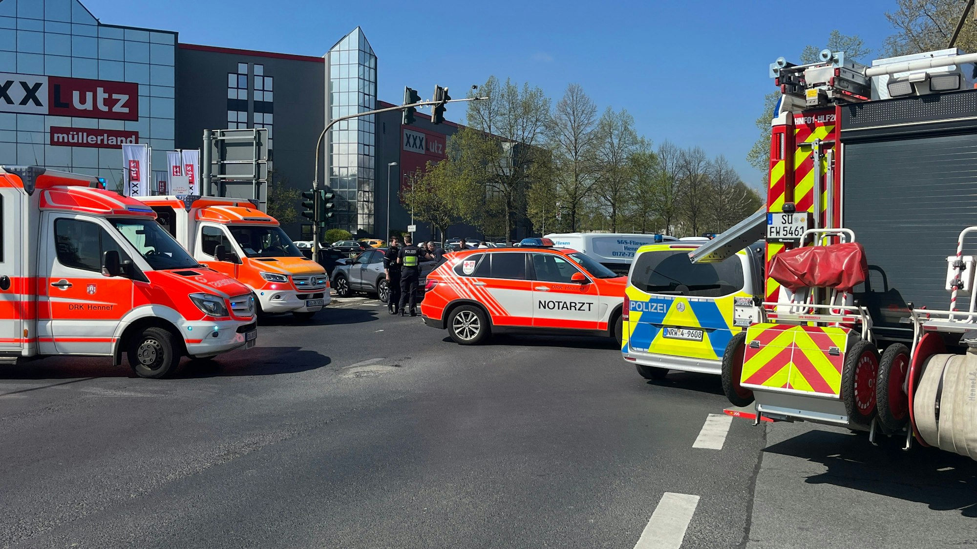 Rettungswagen und Feuerwehrfahrzeuge sperrten zunächst die Kreuzung ab.