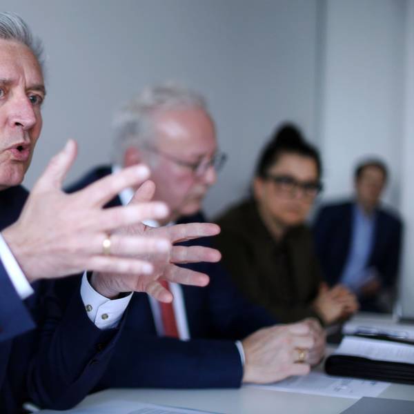 Professor Edgar Schömig und der Vorsitzende der Diakonie Michaelshoven Uwe Ufer (v.l.) erklären die neue Kooperation der beiden Gesundheitsinstitutionen.
