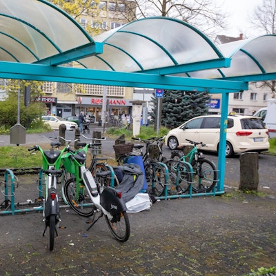 Nach Beschluss der Bezirksvertretung Porz soll die Verwaltung die Überdachung der Fahrradständer entfernen sowie die Lage der Fahrradabstellanlage an dieser Stelle überprüfen.