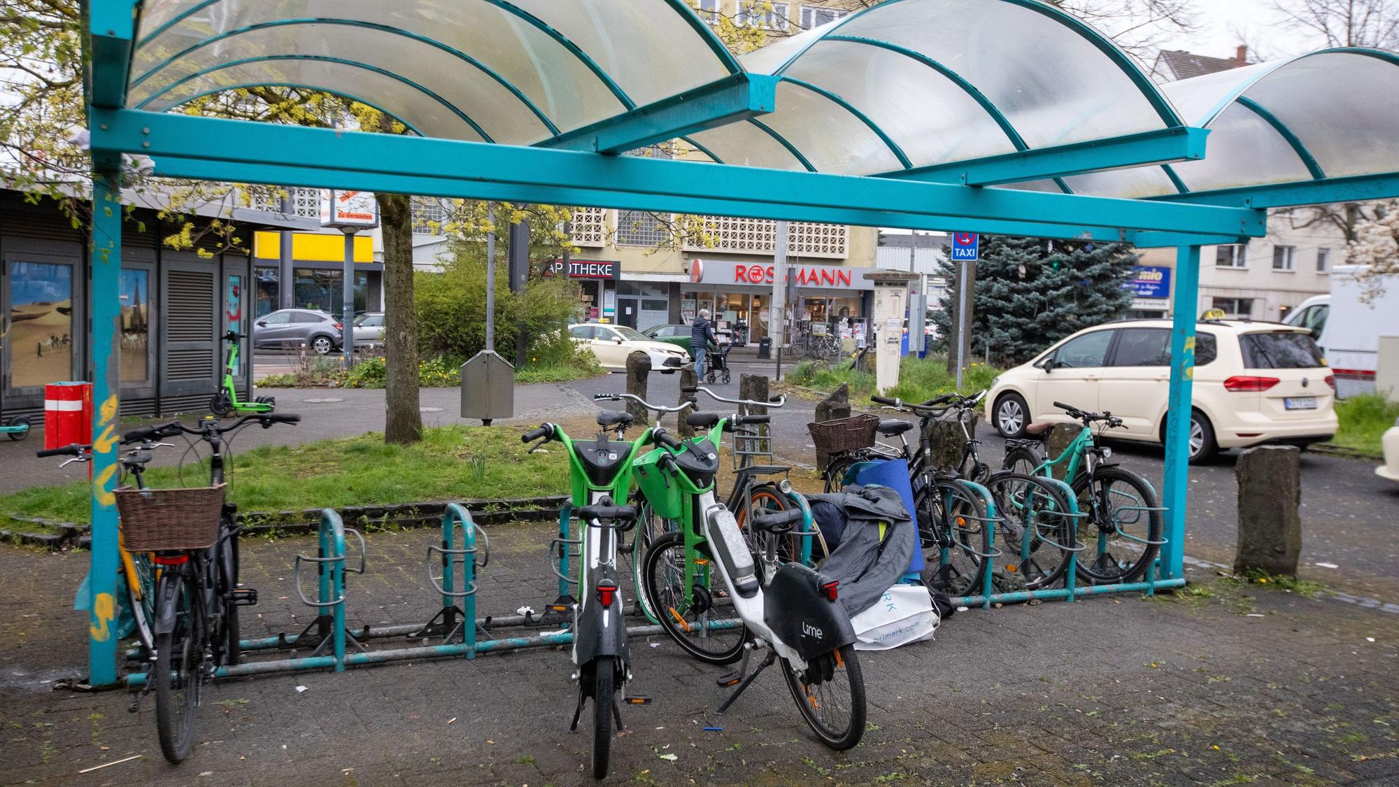 Nach Beschluss der Bezirksvertretung Porz soll die Verwaltung die Überdachung der Fahrradständer entfernen sowie die Lage der Fahrradabstellanlage an dieser Stelle überprüfen.