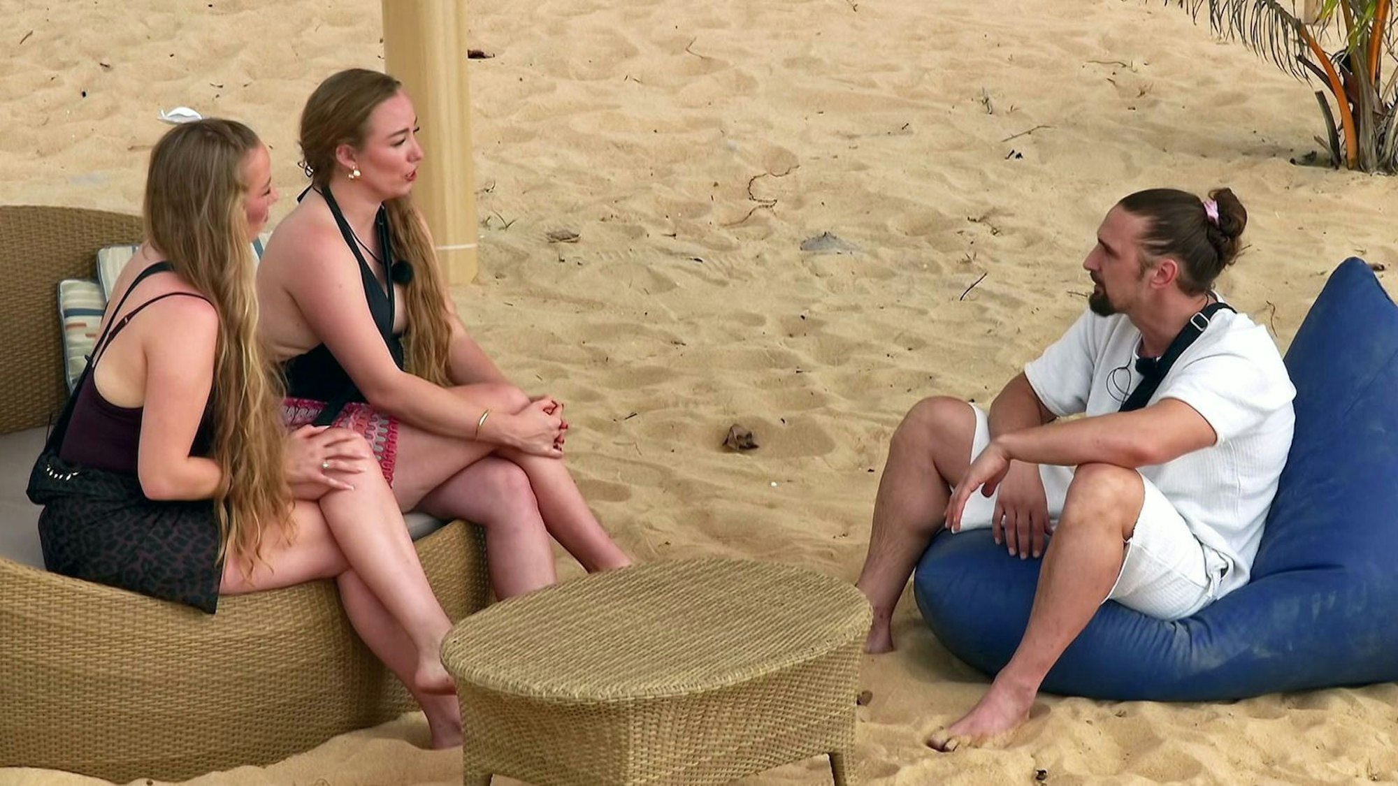 Taya und Yana konfrontieren Sandy mit der Vergangenheit. (Bild: RTLZWEI)