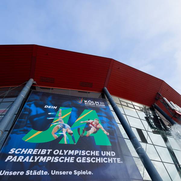 Ein Plakat an der Kölner Lanxess-Arena wirbt für ein Ja im Bürgerentscheid zur Olympiabewerbung der Region Rhein/Ruhr. Köln ist als „Leading City“ beteiligt.