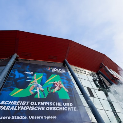 Ein Plakat an der Kölner Lanxess-Arena wirbt für ein Ja im Bürgerentscheid zur Olympiabewerbung der Region Rhein/Ruhr. Köln ist als „Leading City“ beteiligt.